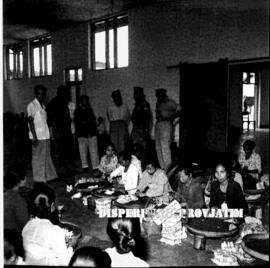 Rombongan tim kebersihan ketika meninjau pabrik rokok, terilhat para pekerja perempuan sedang bek...