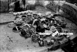 Tsing Bing, sebuah pemakaman china dengan berbagai sesaji, 5  – 4 - 1945