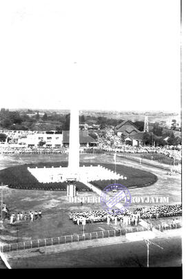 Suasana upacara Peringatan hari pahlawan foto diambil dari gedung kantor gubernuran  Surabaya,  1...