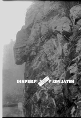 Tebing bebatuan di pinggir jalan di daerah Pronojiwo Lumajang, 25 – 5 - 1956