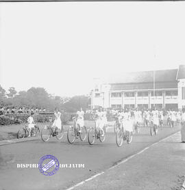 Lomba rapi dan keserasian bersepeda, pada peringatan hari kartini dengan start di Halaman Balai K...