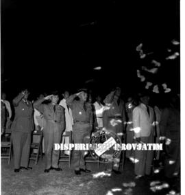 Para perwira dan undangan lainnya sedang  memberikan hormat dalam peringatan  sumpah pemuda berpa...