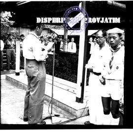 Seorang pejabat sedang menyampaikan sambutan dalam berziarah ke makam pada peringatan Hari Kebang...