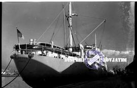 Tampomas PT. PELNI (Pelayaran Nasional Indonesia) sedang bersandar di pelabuhan tanjung perak Sur...