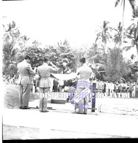 Suasana pemakaman Ibu Sastrodihardjo di Surabaya yang dimakamkan secara milter, tahun 1958