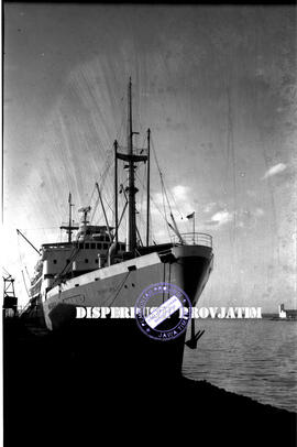 Tampomas PT. PELNI (Pelayaran Nasional Indonesia) sedang bersandar di pelabuhan tanjung perak Sur...