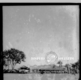 Suasana di sebuah lapangan di Surabaya, saat siaran Dekrit Presiden, 5 – 7 – 1959