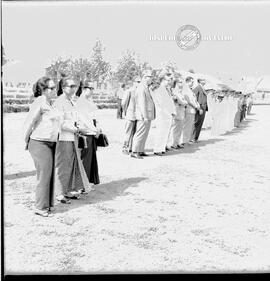 Para ibu-ibu undangan, pejabat dan perwira pada peringatan Hari Pahlawan di depan kantor Gubernur...