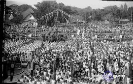 Suasana peringatan HUT Kemerdekaan RI ke 8 yang diselenggarakan di halama gedung  negara grahadi,...