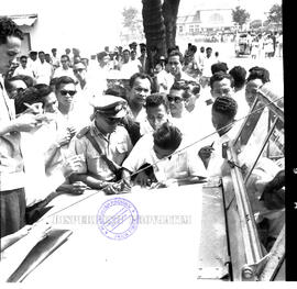 Suasana jalannya demontrasi Anti Malaysia, dengan membawa berbagai macam sepanduk di Surabaya, 20...