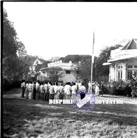 Suasana upacara peringatan Hari Kemerdekaan Republik Indonesia di halaman kantor Jawatan Penerang...