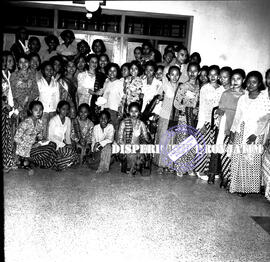 Acara foto bersama pada Peringatan Hari Kartini di Pendopo Kabupaten Surabaya, 21 – 4 – 1954