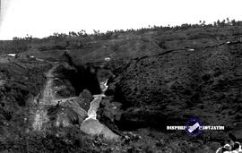 Coverdam Karangkates . Dam karangkates dari Jauh. 28 Nopember 1964