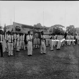 Barisan pemuda sedang mengarak foto K.H.  Hasyim Asj’ari pada upacara penganugrahan gelar pahlawa...