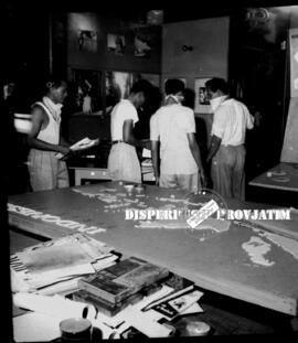 Suasana kerja bhakti di kantor Jawatan Penerangan Surabaya, 20 – 5 – 1959