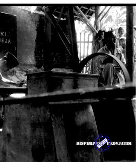 Pembangunan ke Djabung (Tumpang) Malang, tgl. 4 April 1957. Suasana dalam pembangkit listrik