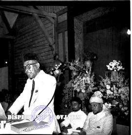 Seorang pejabat sedang memberikan sambutan pada konferensi Ahmadiyah di Surabaya, bulan 12 – 1954