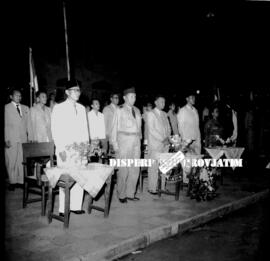 Para hadirin sedang berdiri pada malam Peringatan Hari Pahlawan di Surabaya, 10 – 11 – 1956